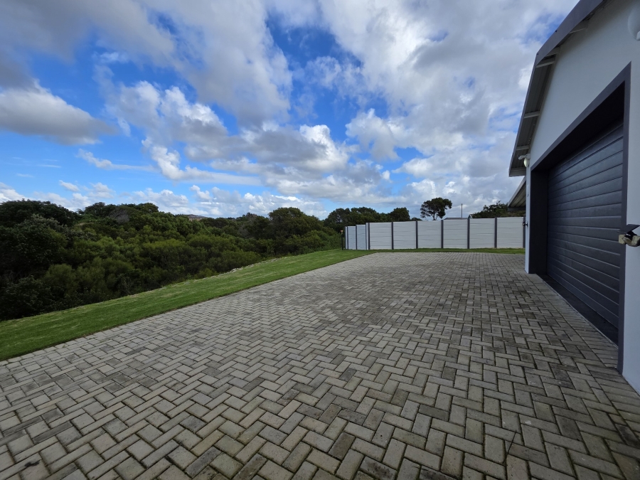 4 Bedroom Property for Sale in Paradise Beach Eastern Cape